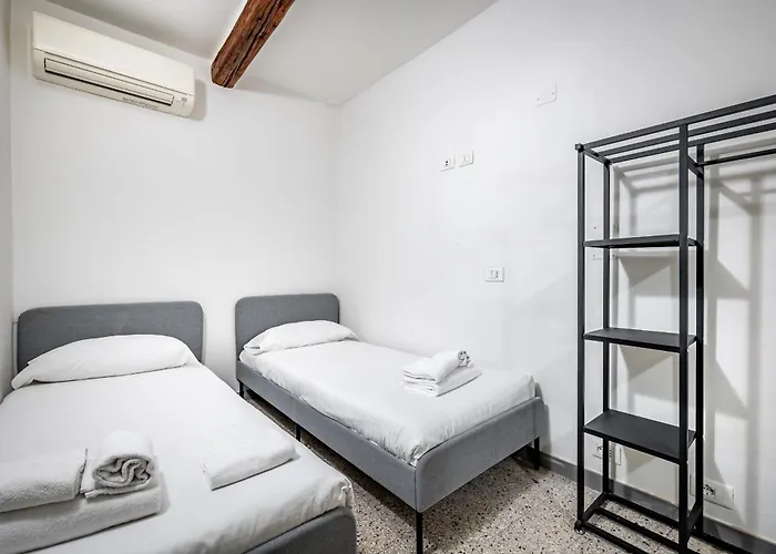 Yid Agnolo Three Bedroom Apartment In Florence
